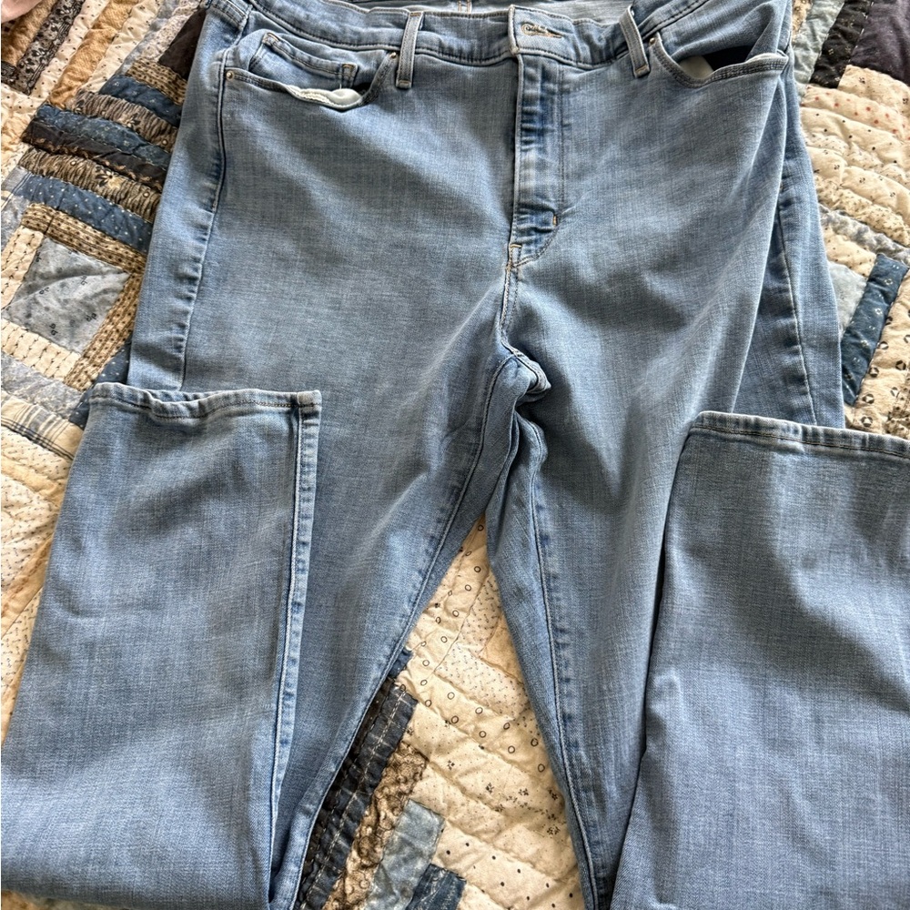 Women’s Levi’s straight leg jeans